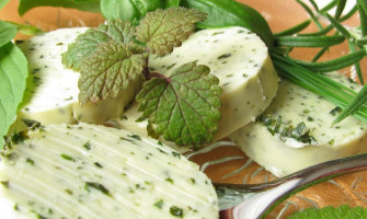 Zeliščno maslo: recept in priprava z Magical Butter Machine